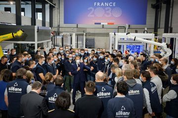 France 2030 : Macron annonce 800 millions d'euros pour la robotique