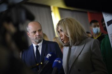 «Il y a deux pronoms : il et elle», Brigitte Macron réagit à la polémique autour du pronom «iel»