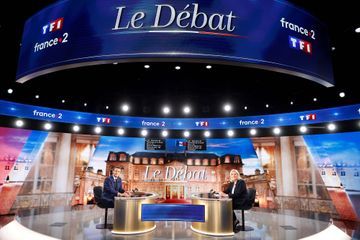 Macron et Le Pen s'opposent sur les institutions