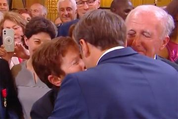 Investiture d'Emmanuel Macron : l'étreinte aux parents de Samuel Paty