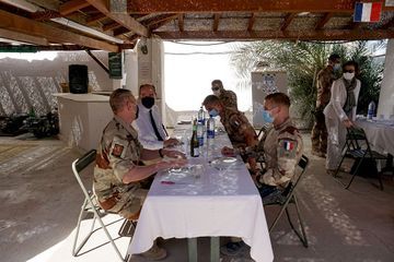 Jean Castex auprès des troupes de la force antiterroriste Barkhane au Tchad