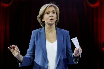 «La ficelle un peu grosse», Pécresse et les oppositions critiquent la remise sur les carburants
