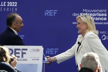 Les candidats devant les patrons, poignée de mains Zemmour-Le Pen devant les photographes