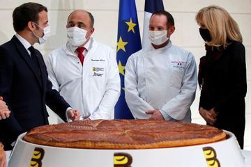 Lors de la galette à l'Elysée, Macron promet que les restaurants rouvriront 