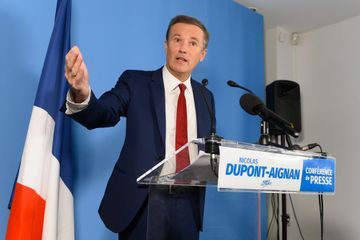 Lors de ses voeux à la presse, Dupont-Aignan pose la question de la destitution de Macron