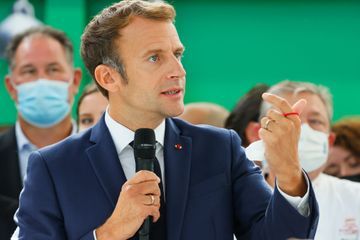 Macron annonce la défiscalisation des pourboires payés par carte