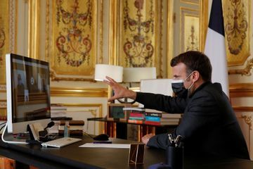 Depuis l'Elysée, Macron participe à un cours d'histoire avec des collégiens en visioconférence
