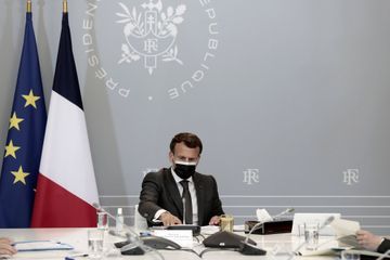 Macron salut le rythme de la vaccination, admet 