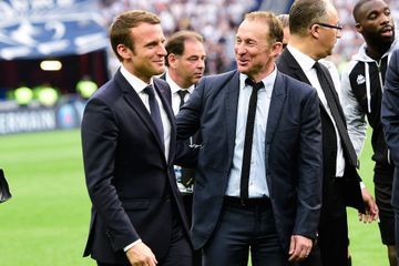 Macron sur le terrain pour le dernier match de Larqué, à table avec Papin et Boli