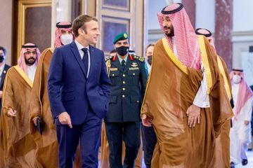 Macron termine sa tournée dans le Golfe en rencontrant le prince héritier saoudien