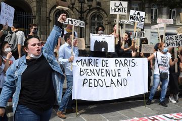 Manifestation appelant à la démission de Christophe Girard, adjoint d'Hidalgo