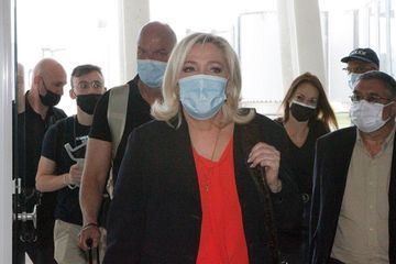 Marine Le Pen chahutée en Guadeloupe, Emmanuel Macron «choqué»