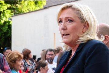 Marine Le Pen théorise une alliance cachée entre Macron et Mélenchon