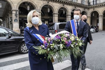 Masquée, Marine Le Pen honore Jeanne d'Arc et critique le gouvernement
