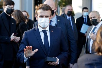 Match de l'exécutif : Macron, l'effet drapeau