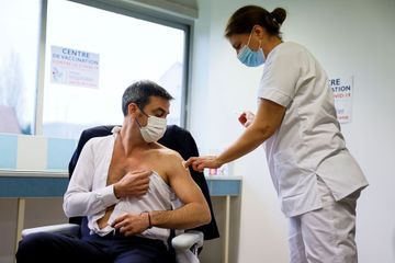 En images : Olivier Véran reçoit une première dose de vaccin