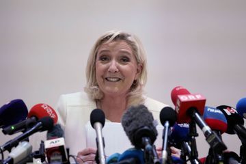 Présidentielle: Marine Le Pen assure qu'elle ne sortira 