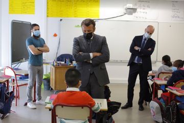 Rentrée des classes : Emmanuel Macron en visite dans une école à Melun