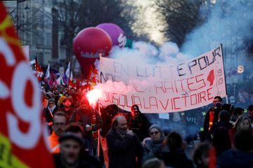 Retraites : neuvième journée de mobilisation contre la réforme, Mélenchon réclame un référendum