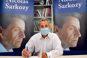 Sarkozy, dédicaces et mariage à La Baule