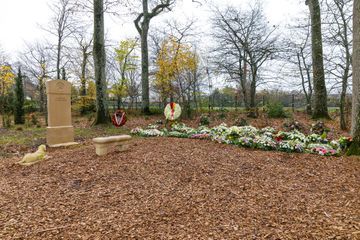 Sur la tombe de Valéry Giscard d'Estaing, des anonymes se recueillent