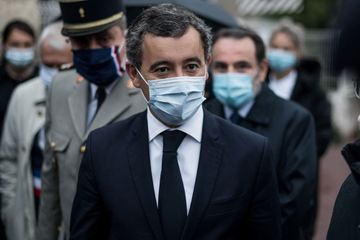 Un artiste italien met en ligne des photos de policiers français, Darmanin demande le retrait