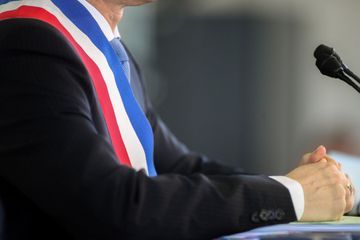 Un maire frappé après s'être plaint de tapage nocturne, Castex et Darmanin condamnent