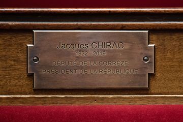 Une plaque dévoilée en présence de Claude Chirac : l'Assemblée Nationale honore Jacques Chirac