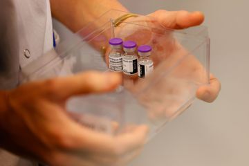 Vaccins : l'exécutif face à une tempête politique