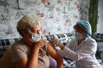 3 milliards de piqûres de vaccin dans le monde, record de décès en Russie... le point sur le coronavirus