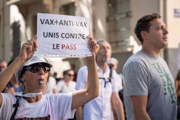 Plus de 200 manifestations anti pass sanitaire, Biden en colère contre la Chine... le point sur le coronavirus