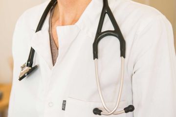 Coronavirus : Qui sont les cinq médecins décédés en France?