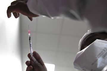 Covid-19: dix-neuf centres de vaccination ouvrent lundi dans Paris