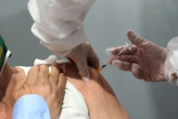 Covid-19 : Les vaccinés peuvent baisser un coin de masque, selon le Haut Conseil de santé