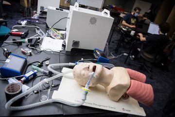 Dans un sous-sol de Nantes, des ingénieurs ont créé un respirateur low-cost