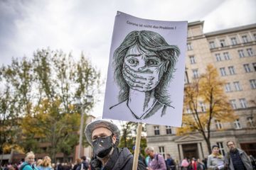 Flambée des cas en France, manifestation contre les restrictions à Berlin... le point du coronavirus