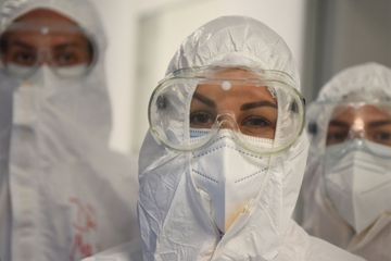 La lente décrue continue en France, manifestations en Europe... le point sur le coronavirus