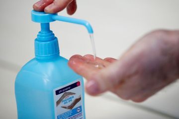 Le gel hydroalcoolique produit par LVMH commence à être distribué