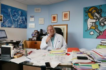 Le professeur Raoult sans masque
