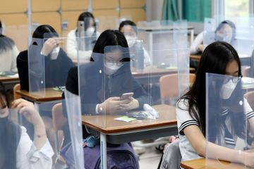 Les élèves de retour à l'école en Corée du Sud, la tragédie du Brésil... le point sur le coronavirus