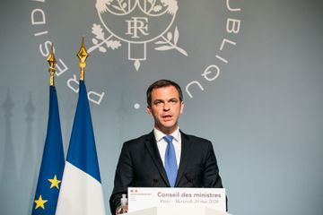 Olivier Véran demande une révision des règles de prescription de l'hydroxychloroquine