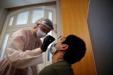 Reprise des tests sur un vaccin, restrictions en Guadeloupe... le point sur le coronavirus