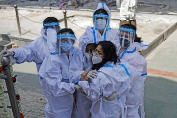 Tragique record mondial pour l Inde decrue tres fragile en France le point sur le coronavirus