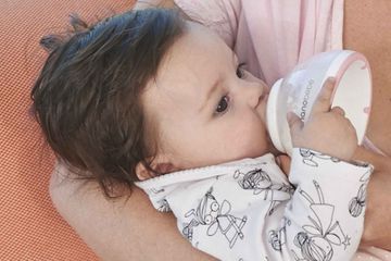 Un bébé avale chaque jour plus d'un million de microplastiques détachés de son biberon