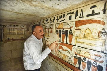 Découverte de cinq tombes pharaoniques à Saqqara