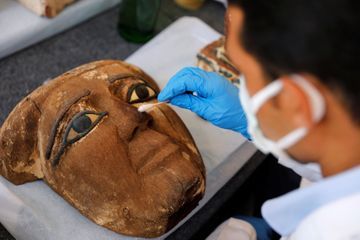 Découverte de plus de cent sarcophages intacts en Egypte, un 
