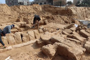 Des ouvriers découvrent des tombes de l'époque romaine sur un chantier à Gaza