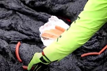 Des scientifiques font cuire des saucisses sur la lave d'un volcan en éruption