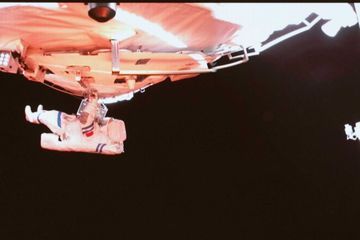 Deux astronautes chinois sortent dans le vide spatial