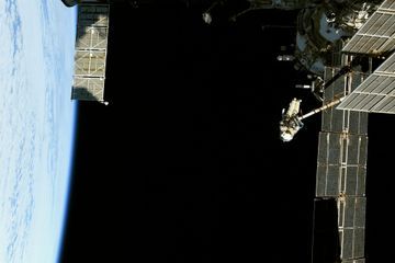 Deux astronautes sortent dans l'espace sous l'oeil de Thomas Pesquet